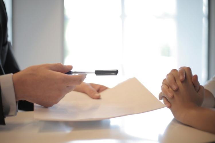 Giấy chứng nhận liên quan đất đai sẽ được Nhà nước cấp cho bên chuyển nhượng cuối cùng