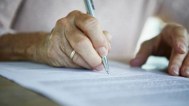 sang-ten-so-do-khi-nguoi-dung-ten-da-mat-3-1 Nếu người đã mất để lại di chúc hợp pháp thì tài sản sẽ được phân chia theo di chúc