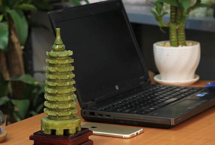 Nên đặt tháp ở bàn làm việc, bàn học, giá sách,… để thu hút may mắn, tài lộc