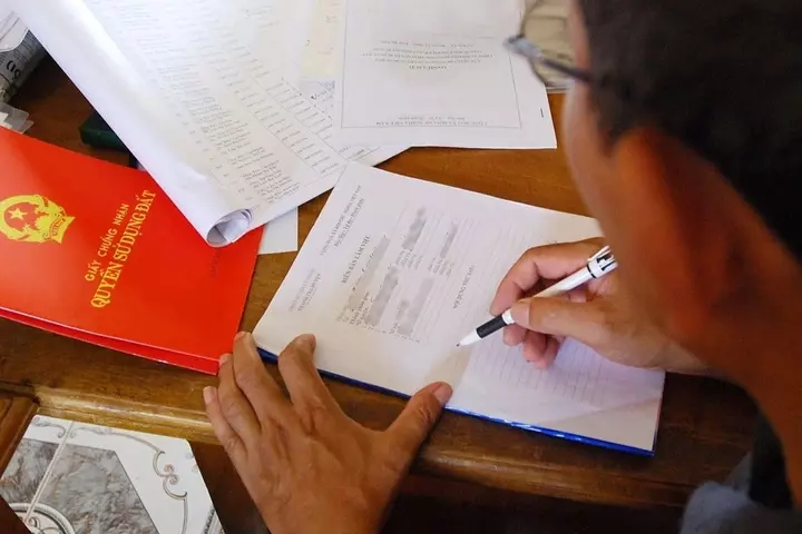 Thủ tục sang tên sổ đỏ trải qua nhiều bước