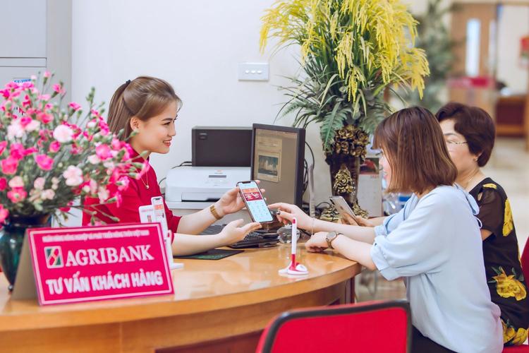 Khách hàng làm thủ tục vay tiền tại Agribank