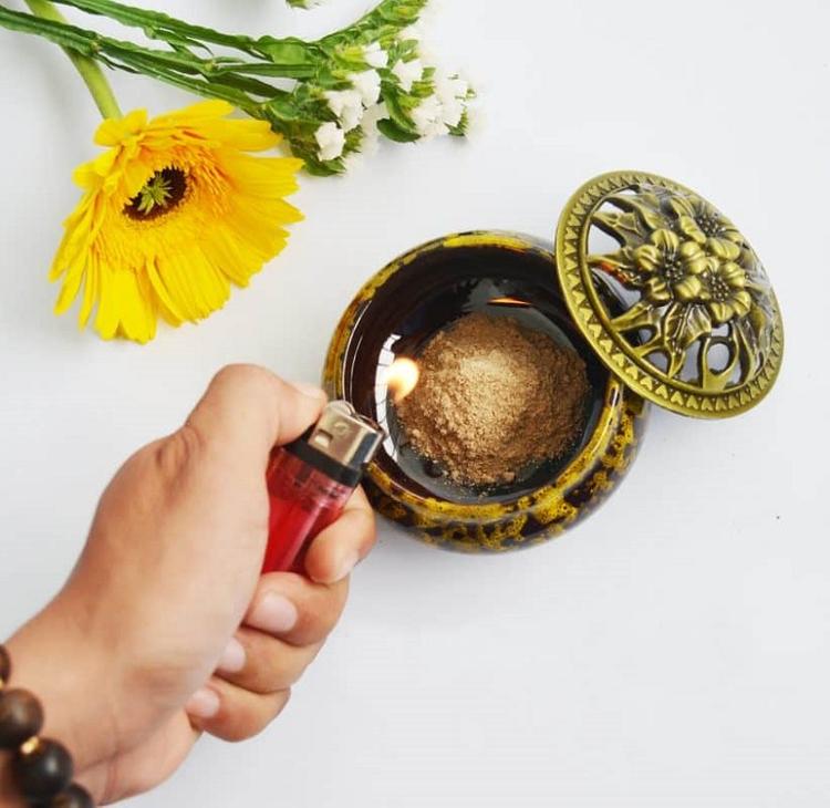 Tẩy uế, xông nhà cũng là bước cần làm trong thủ tục về nhà mới