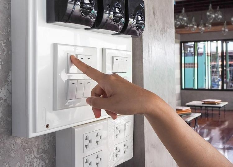 Kiểm tra công tắc và kết nối các thiết bị điện tử