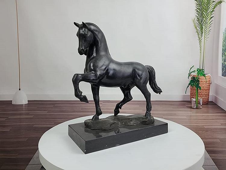 Tranh ảnh, tượng ngựa có thể giúp cải tạo không gian ngôi nhà