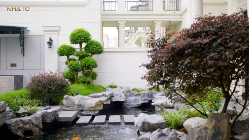 Việc sử dụng đá tự nhiên được mài góc tinh tế giúp khí lưu chuyển nhẹ nhàng