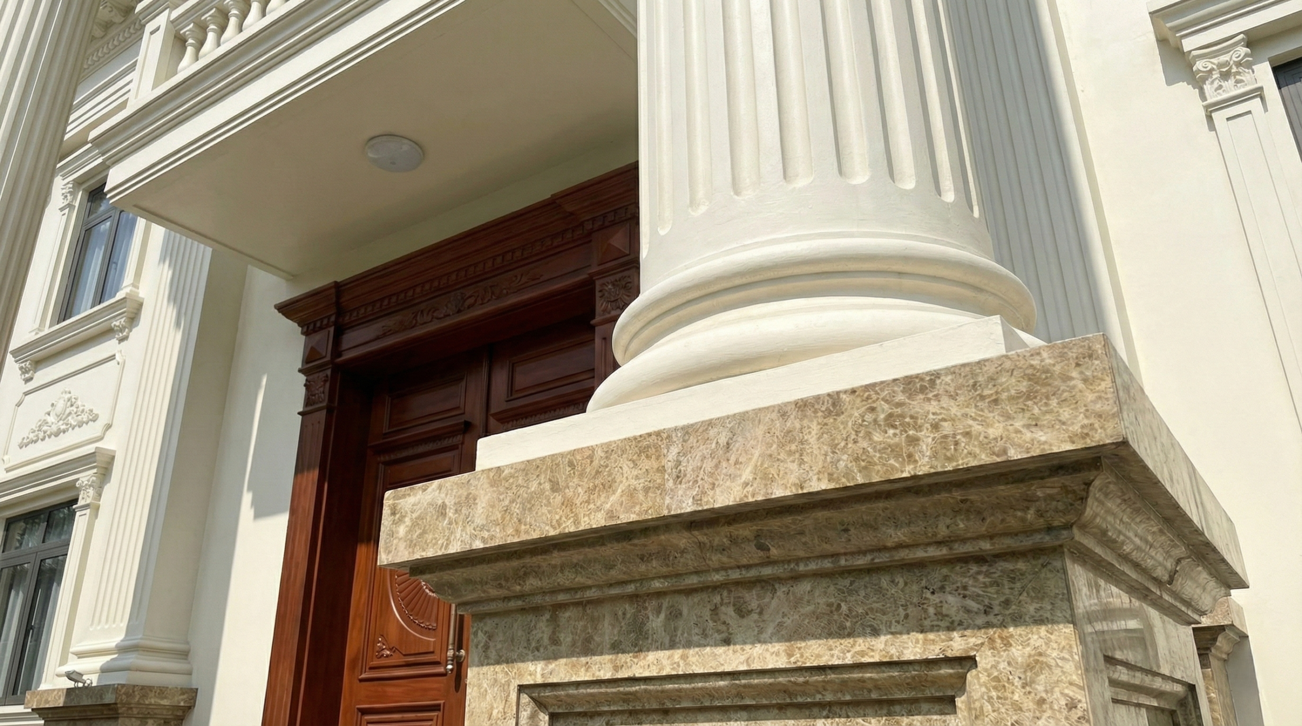 Đá tự nhiên, gỗ gõ đỏ hoặc các dòng sơn cao cấp có khả năng chống rêu mốc được sử dụng trong thiết kế nhà Tân cổ điển