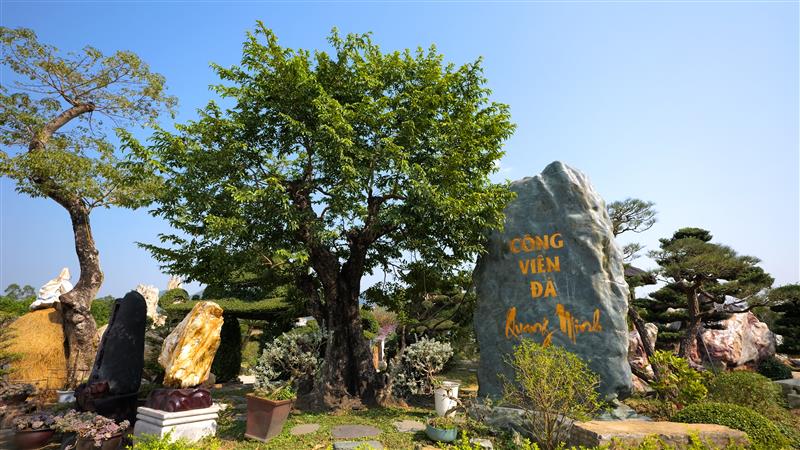 "Quang Minh" là sự ghép đôi tinh tế giữa tên doanh nhân Bùi Quang Ngọc và bà xã Minh Nguyệt